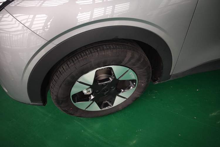Used Geely Galaxy Geome 2025 410 km Free Version Left Front Wheel Hub