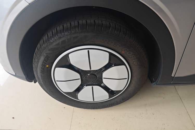 Used Geely Galaxy Geome 2025 310km Youth Edition Left Front Wheel Hub