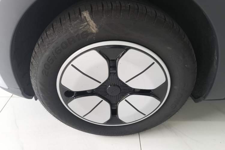Used Geely Galaxy Geome 2025 310km Youth Edition Left Front Wheel Hub