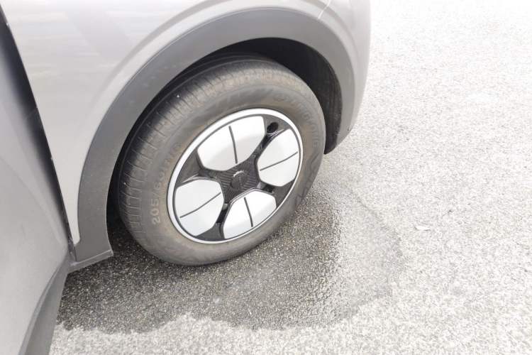 Used Geely Galaxy Geome 2025 410 km Free Version Right Front Wheel Hub
