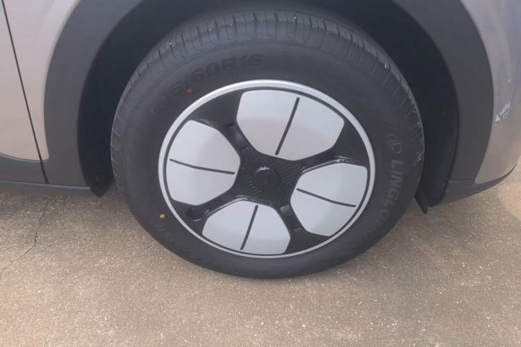 Used Geely Galaxy Geome 2025 410 km Free Version Right Front Wheel Hub