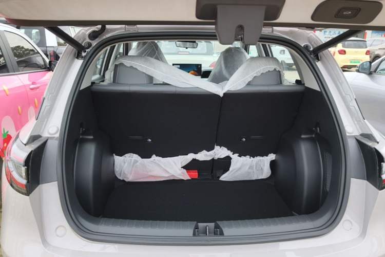 Used Geely Galaxy Geome 2025 410 km Free Version Trunk