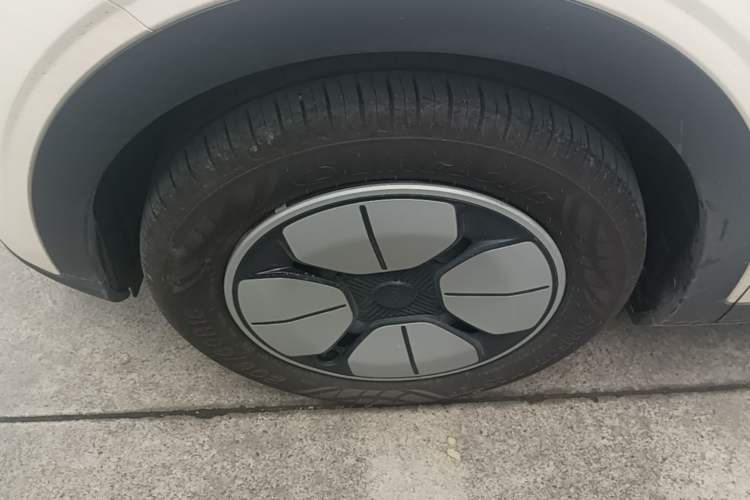 Used Geely Galaxy Geome 2025 310km Youth Edition Left Front Wheel Hub