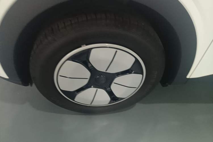 Used Geely Galaxy Geome 2025 310km Youth Edition Left Front Wheel Hub