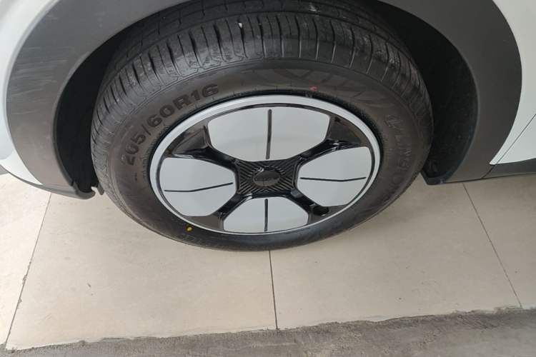 Used Geely Galaxy Geome 2025 310km Youth Edition Left Front Wheel Hub