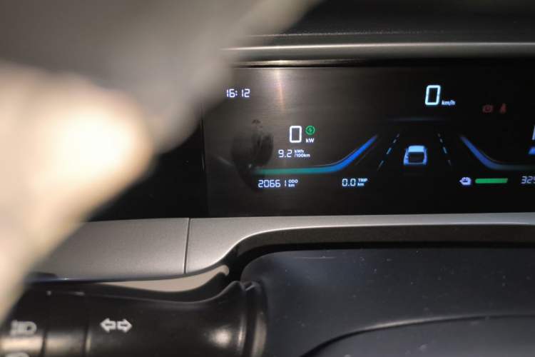 Used Geely Galaxy Geome 2025 410 km Free Version Odometer Close Up