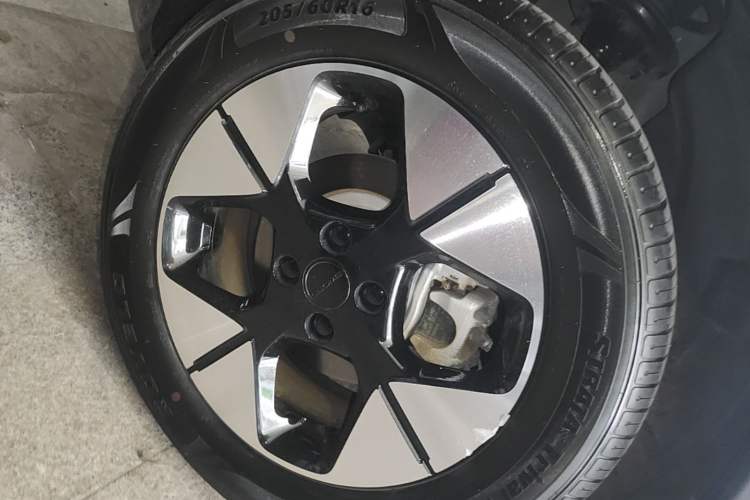 Used Geely Galaxy Geome 2025 UP 410km Exploration+ Edition Right Rear Wheel Hub