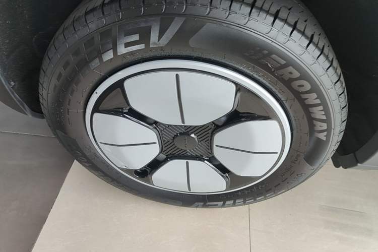 Used Geely Galaxy Geome 2025 310km Youth Edition Right Rear Wheel Hub