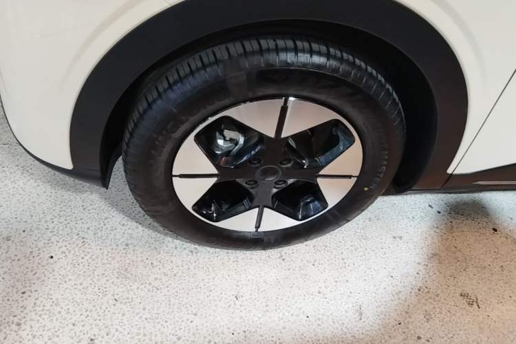 Used Geely Galaxy Geome 2025 UP 410km Exploration+ Edition Exterior 4