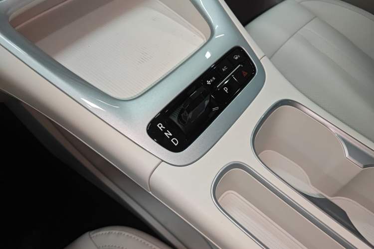 Used Geely Galaxy Geome 2025 410 km Free Version Gear Lever