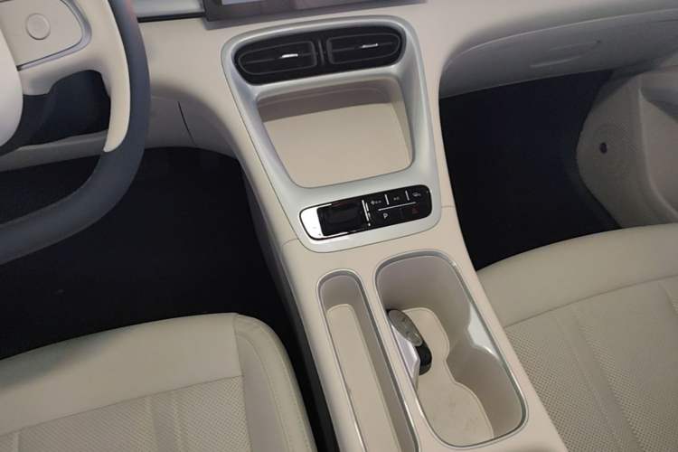 Used Geely Galaxy Geome 2025 410 km Free Version Gear Lever