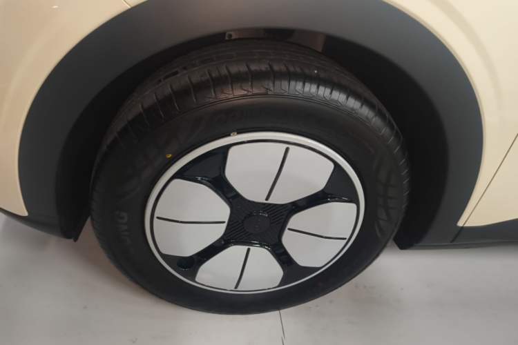 Used Geely Galaxy Geome 2025 410 km Free Version Left Front Wheel Hub