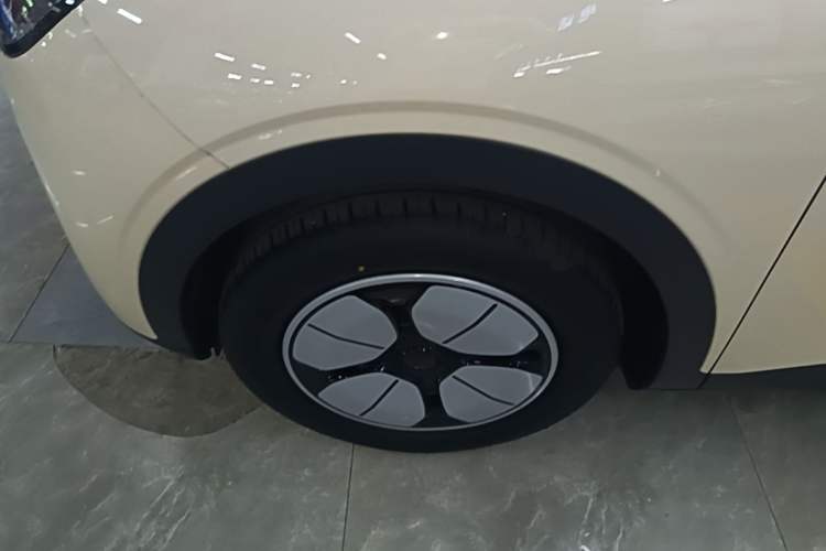 Used Geely Galaxy Geome 2025 310km Youth Edition Left Front Wheel Hub