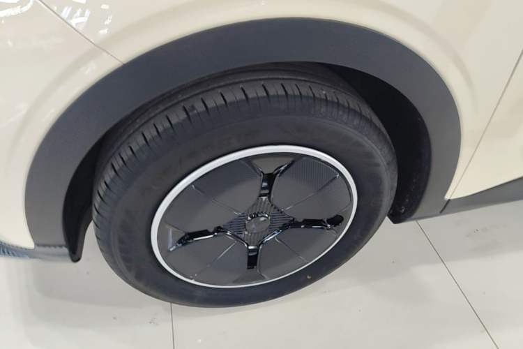Used Geely Galaxy Geome 2025 310km Youth Edition Left Front Wheel Hub