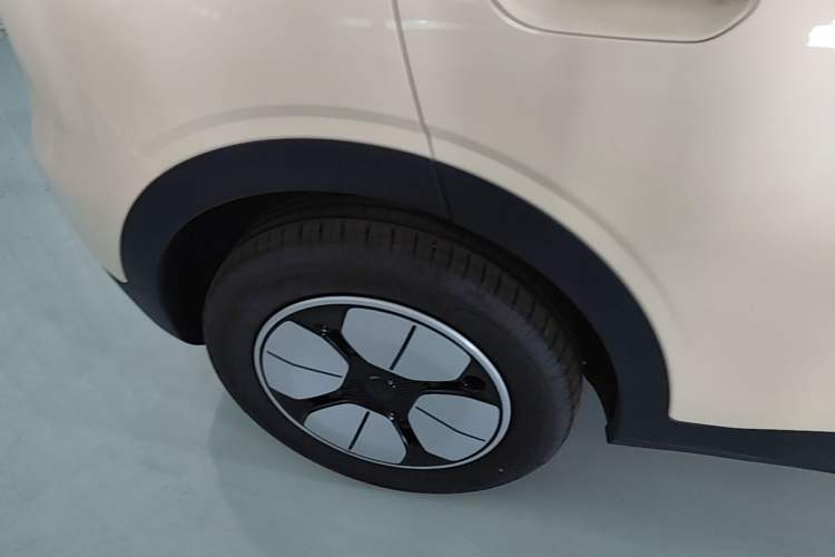 Used Geely Galaxy Geome 2025 410 km Free Version Right Rear Wheel Hub