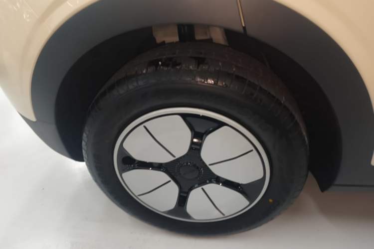 Used Geely Galaxy Geome 2025 410 km Free Version Right Rear Wheel Hub