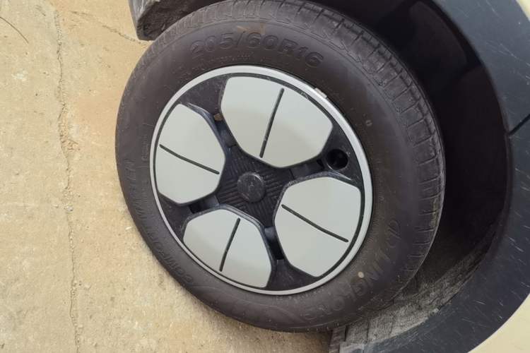 Used Geely Galaxy Geome 2025 310km Youth Edition Right Rear Wheel Hub