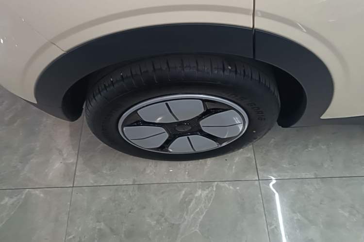 Used Geely Galaxy Geome 2025 310km Youth Edition Right Rear Wheel Hub