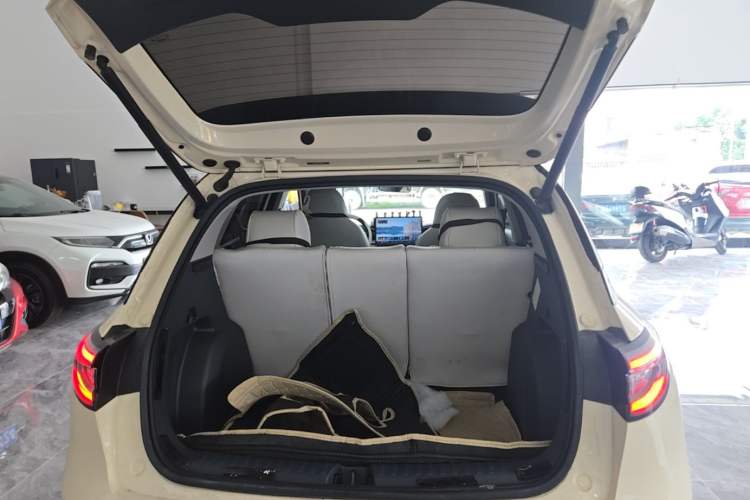 Used Geely Galaxy Geome 2025 UP 410km Exploration Edition Trunk