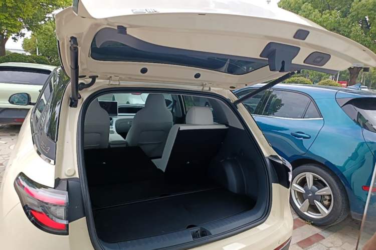 Used Geely Galaxy Geome 2025 UP 410km Exploration Edition Trunk