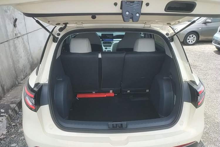 Used Geely Galaxy Geome 2025 310km Youth Edition Trunk