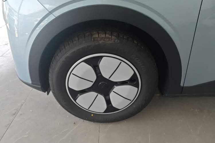 Used Geely Galaxy Geome 2026 Model 310km Youth Edition Left Front Wheel Hub