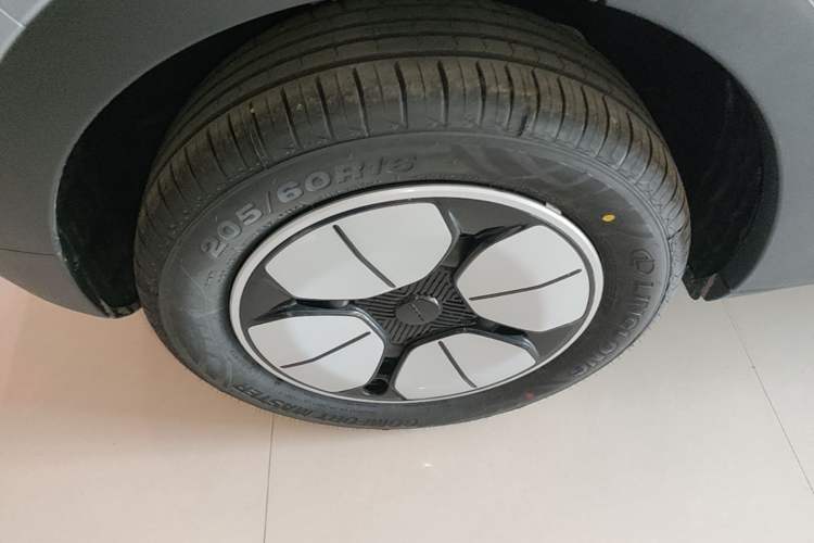 Used Geely Galaxy Geome 2026 Model 310km Youth Edition Right Rear Wheel Hub