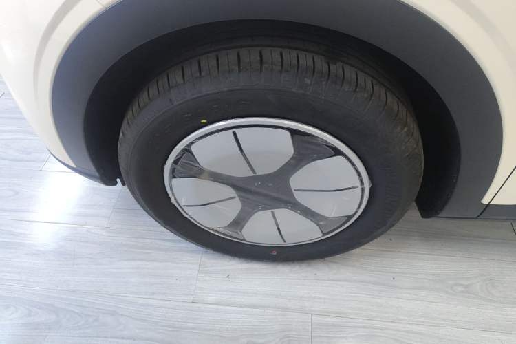 Used Geely Galaxy Geome 2026 Model 310km Youth Edition Left Front Wheel Hub