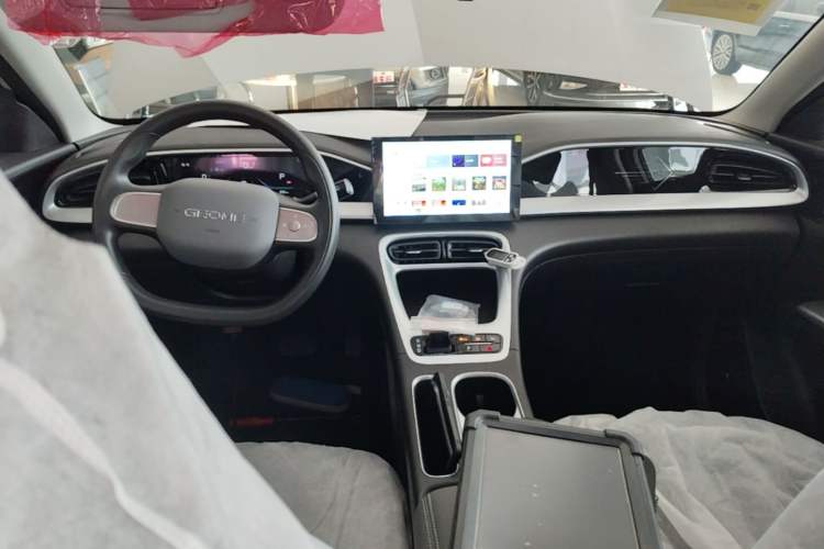 Used Geely Galaxy Geome 2026 Model 410km Carefree Edition Center Console