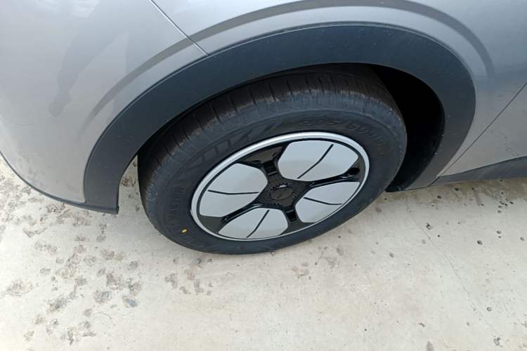 Used Geely Galaxy Geome 2026 Model 310km Youth Edition Left Front Wheel Hub