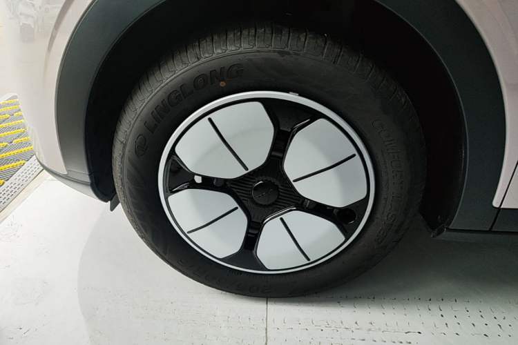 Used Geely Galaxy Geome 2026 Model 310km Youth Edition Left Front Wheel Hub