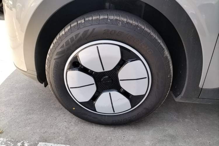 Used Geely Galaxy Geome 2026 Model 310km Youth Edition Left Front Wheel Hub