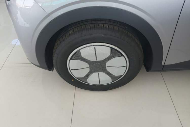 Used Geely Galaxy Geome 2026 Model 310km Youth Edition Left Front Wheel Hub