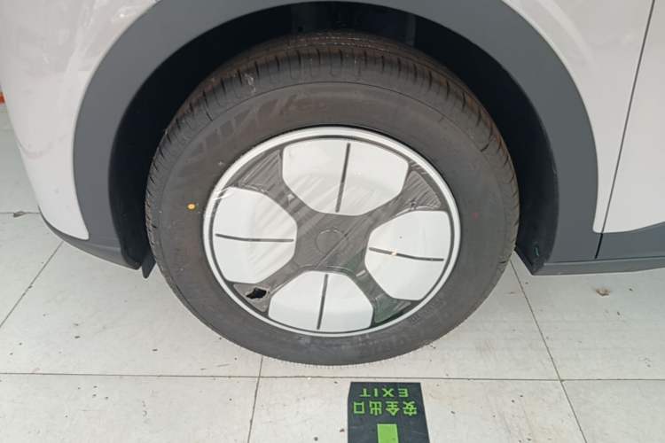 Used Geely Galaxy Geome 2026 Model 310km Youth Edition Left Front Wheel Hub