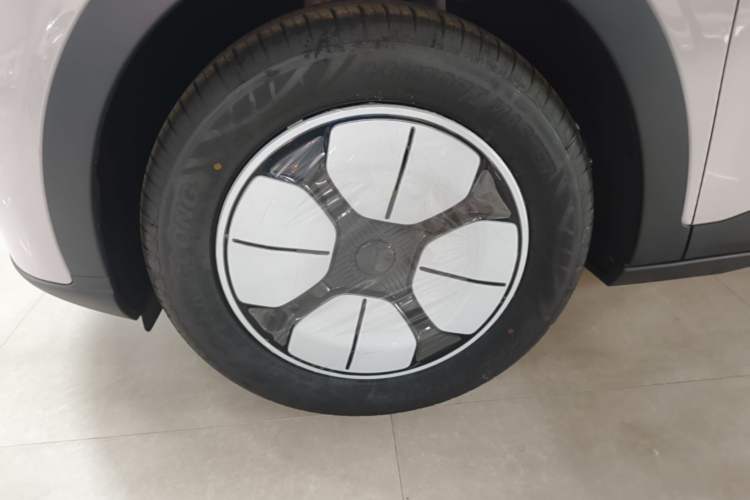 Used Geely Galaxy Geome 2026 Model 310km Youth Edition Left Front Wheel Hub