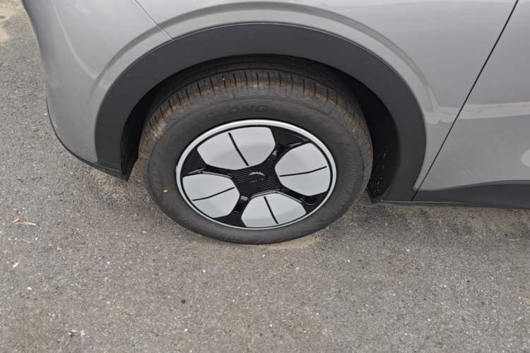 Used Geely Galaxy Geome 2026 Model 310km Youth Edition Left Front Wheel Hub