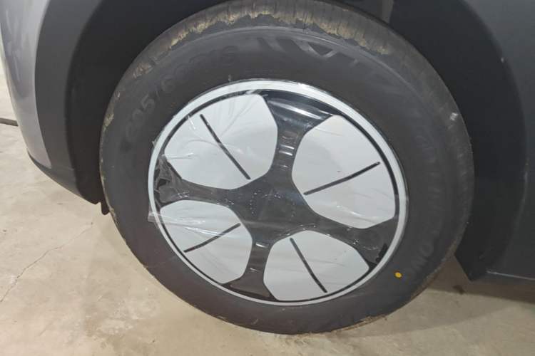Used Geely Galaxy Geome 2026 Model 310km Youth Edition Left Front Wheel Hub