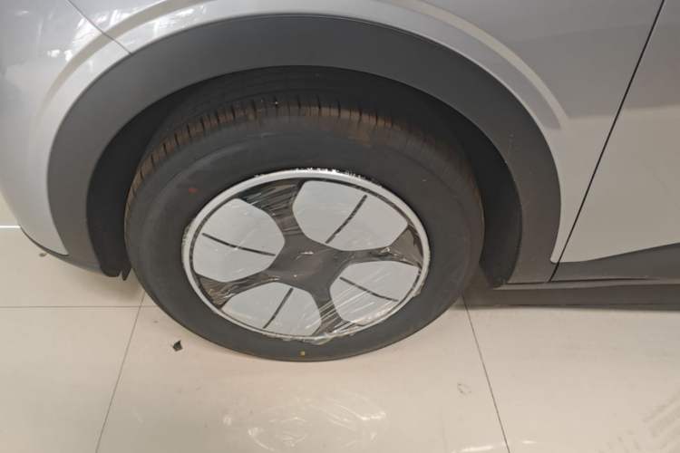 Used Geely Galaxy Geome 2026 Model 310km Youth Edition Left Front Wheel Hub