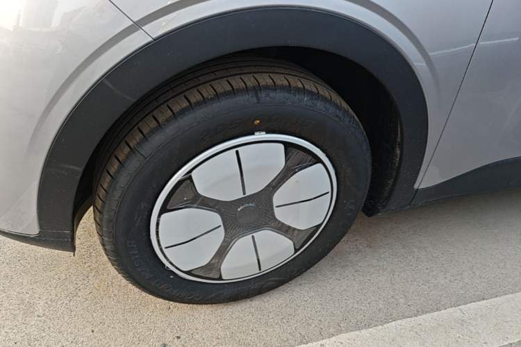 Used Geely Galaxy Geome 2026 Model 310km Youth Edition Left Front Wheel Hub