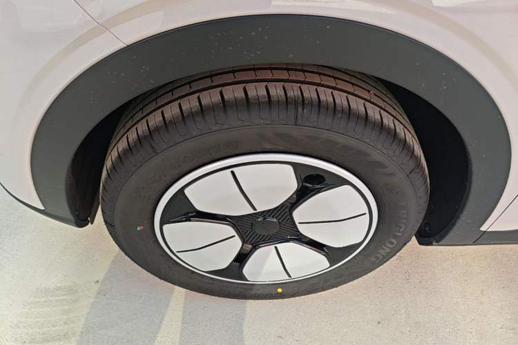 Used Geely Galaxy Geome 2026 Model 410km Carefree Edition Left Front Wheel Hub