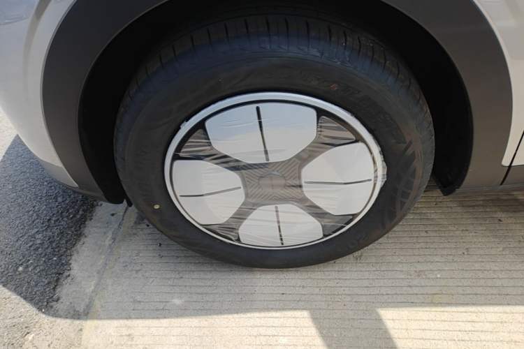 Used Geely Galaxy Geome 2026 Model 310km Youth Edition Left Front Wheel Hub