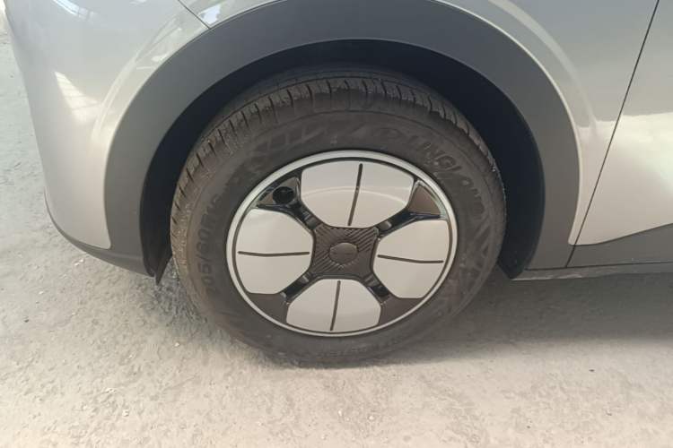 Used Geely Galaxy Geome 2026 Model 310km Youth Edition Left Front Wheel Hub