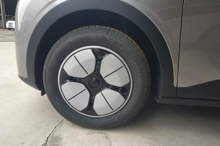 Used Geely Galaxy Geome 2026 Model 310km Youth Edition Left Front Wheel Hub