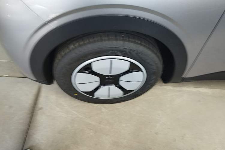 Used Geely Galaxy Geome 2026 Model 310km Youth Edition Left Front Wheel Hub