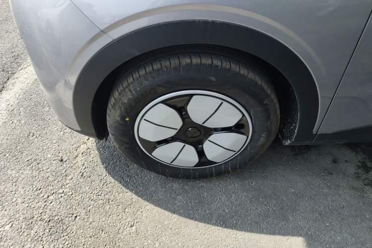 Used Geely Galaxy Geome 2026 Model 310km Youth Edition Left Front Wheel Hub