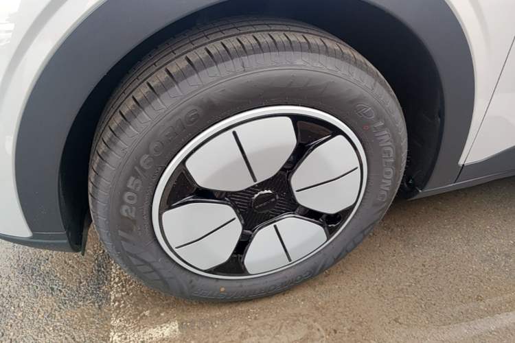 Used Geely Galaxy Geome 2026 Model 310km Youth Edition Left Front Wheel Hub