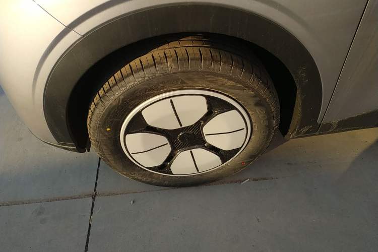 Used Geely Galaxy Geome 2026 Model 310km Youth Edition Left Front Wheel Hub