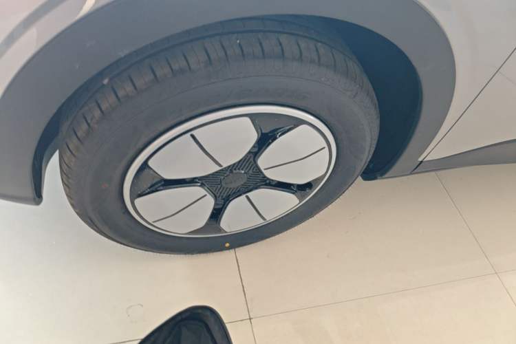 Used Geely Galaxy Geome 2026 Model 310km Youth Edition Left Front Wheel Hub