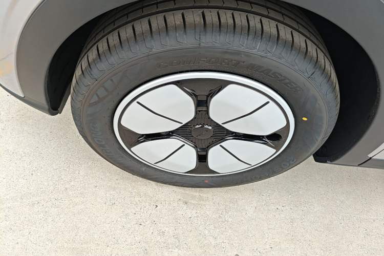 Used Geely Galaxy Geome 2026 Model 310km Youth Edition Left Front Wheel Hub