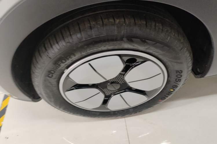 Used Geely Galaxy Geome 2026 Model 310km Youth Edition Left Front Wheel Hub